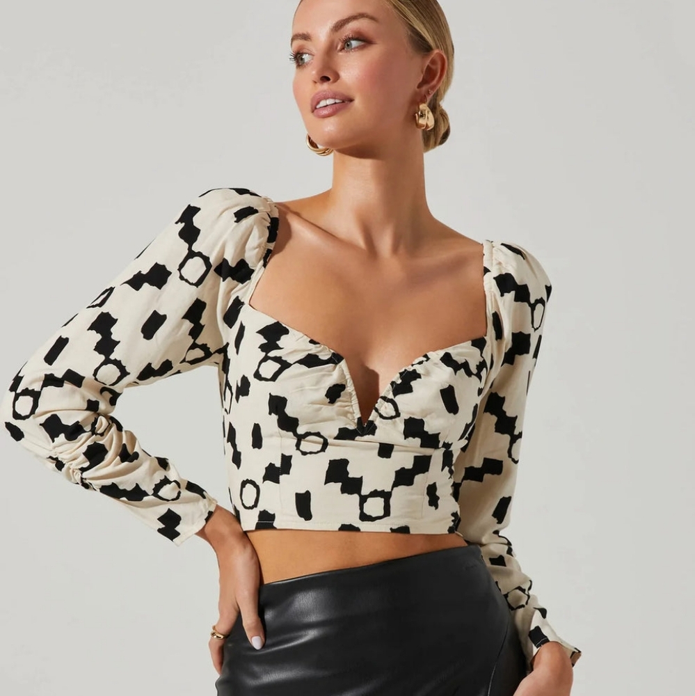 ASTR The Label Black and White Geometric Top NWT Sz L